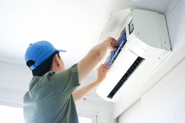 冷氣安裝技師施工示意