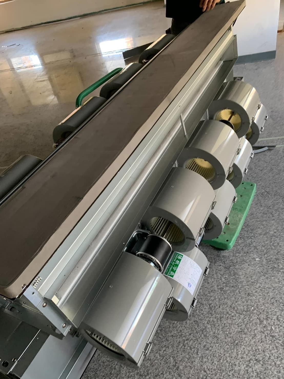 吊隱式冷氣風管機於施工現場吊裝