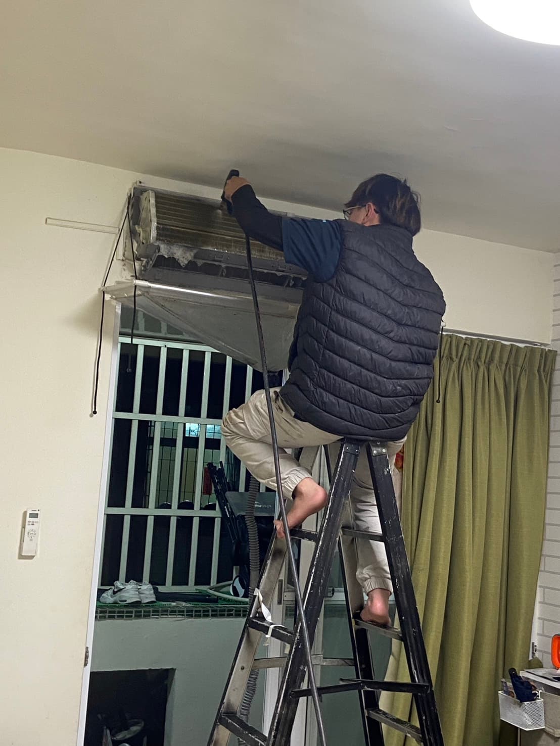 技師到府為住宅壁掛式冷氣進行保養服務