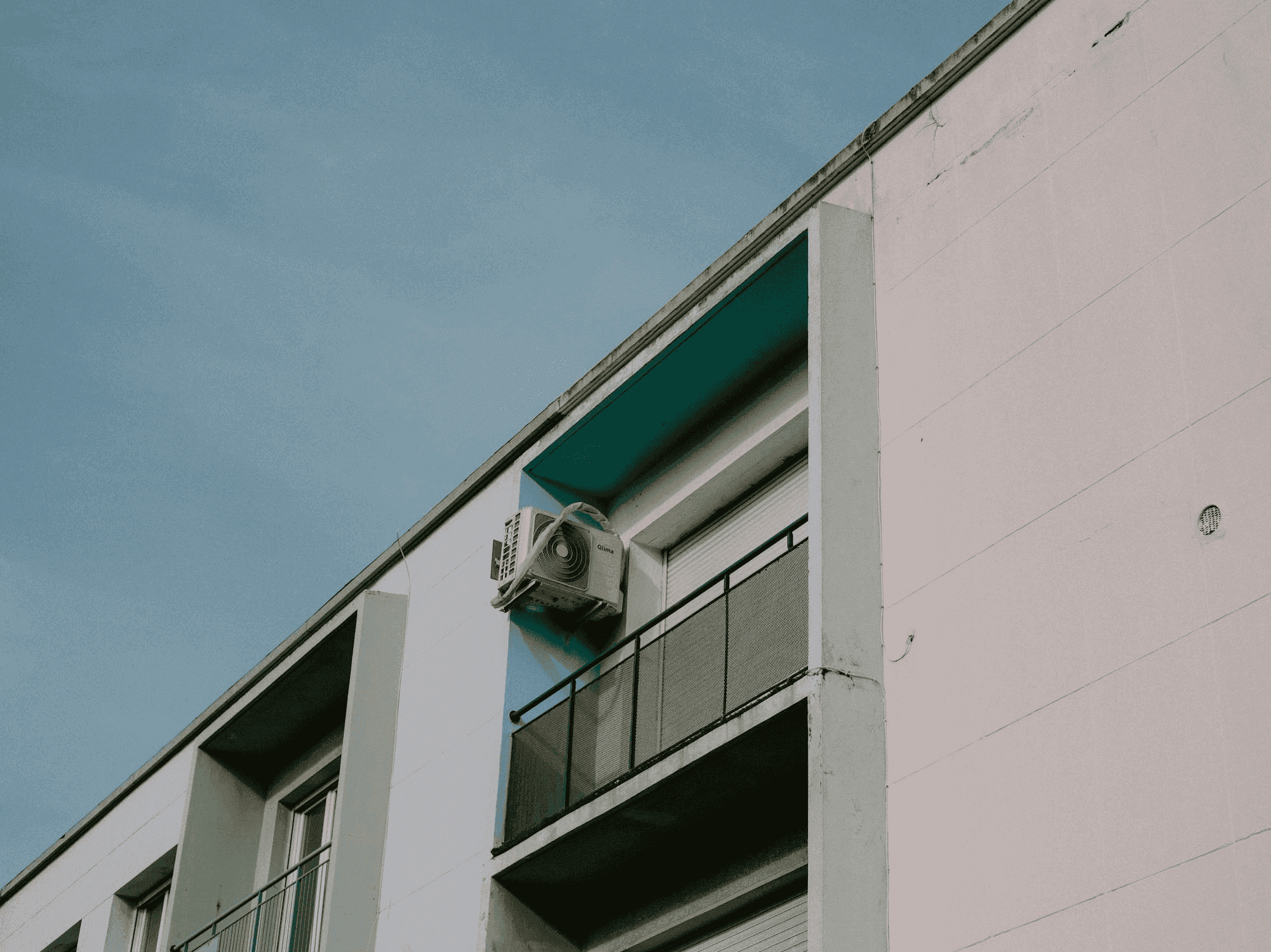 住宅陽台空調室外機與鐵欄安裝實景